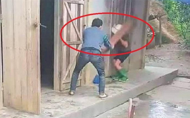 Nghịch tử đánh mẹ già: Xử lý cả người đánh lẫn người quay clip
