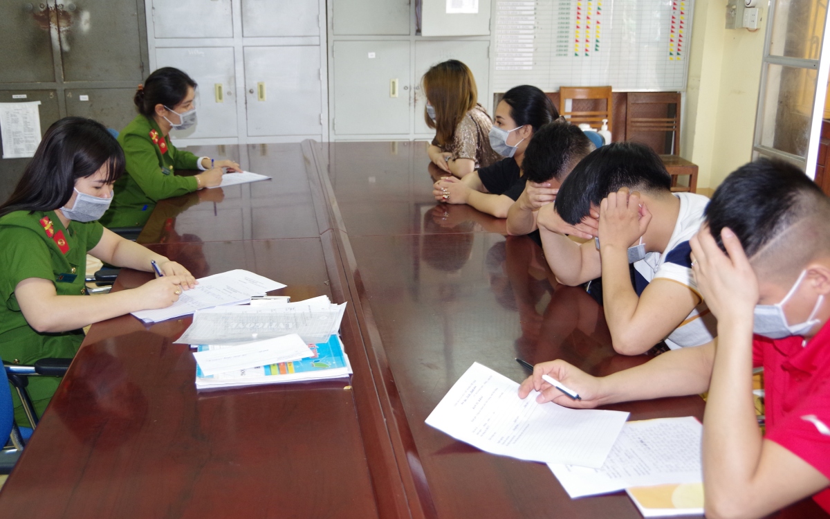 Bắt quả tang “nam thanh nữ tú” sử dụng ma túy tập thể