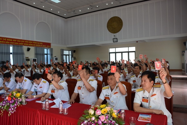 Vùng 3 Hải quân tìm kiếm, cứu nạn hàng trăm ngư dân gặp nạn trên biển