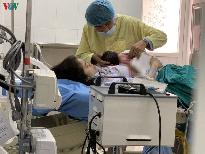 Hai vợ chồng cùng “vượt cạn” đón con đầu lòng trong Bệnh viện cách ly