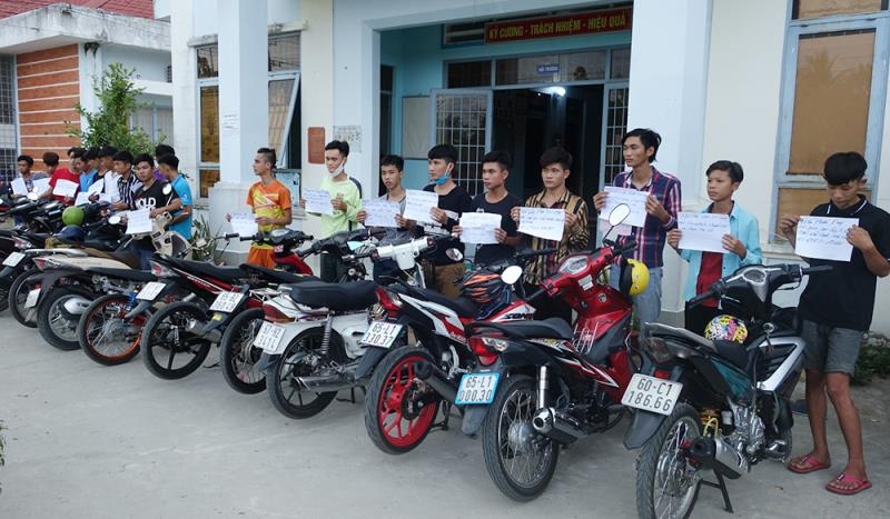 19 thanh, thiếu niên tụ tập chuẩn bị đua xe bị công an bắt