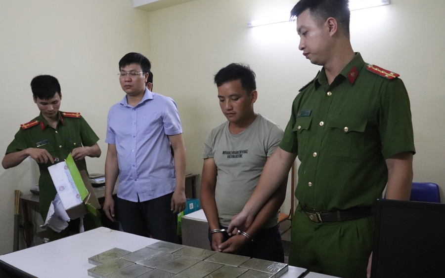 Bắt giữ nam thanh niên dùng xe máy chở 17 bánh heroin đi bán