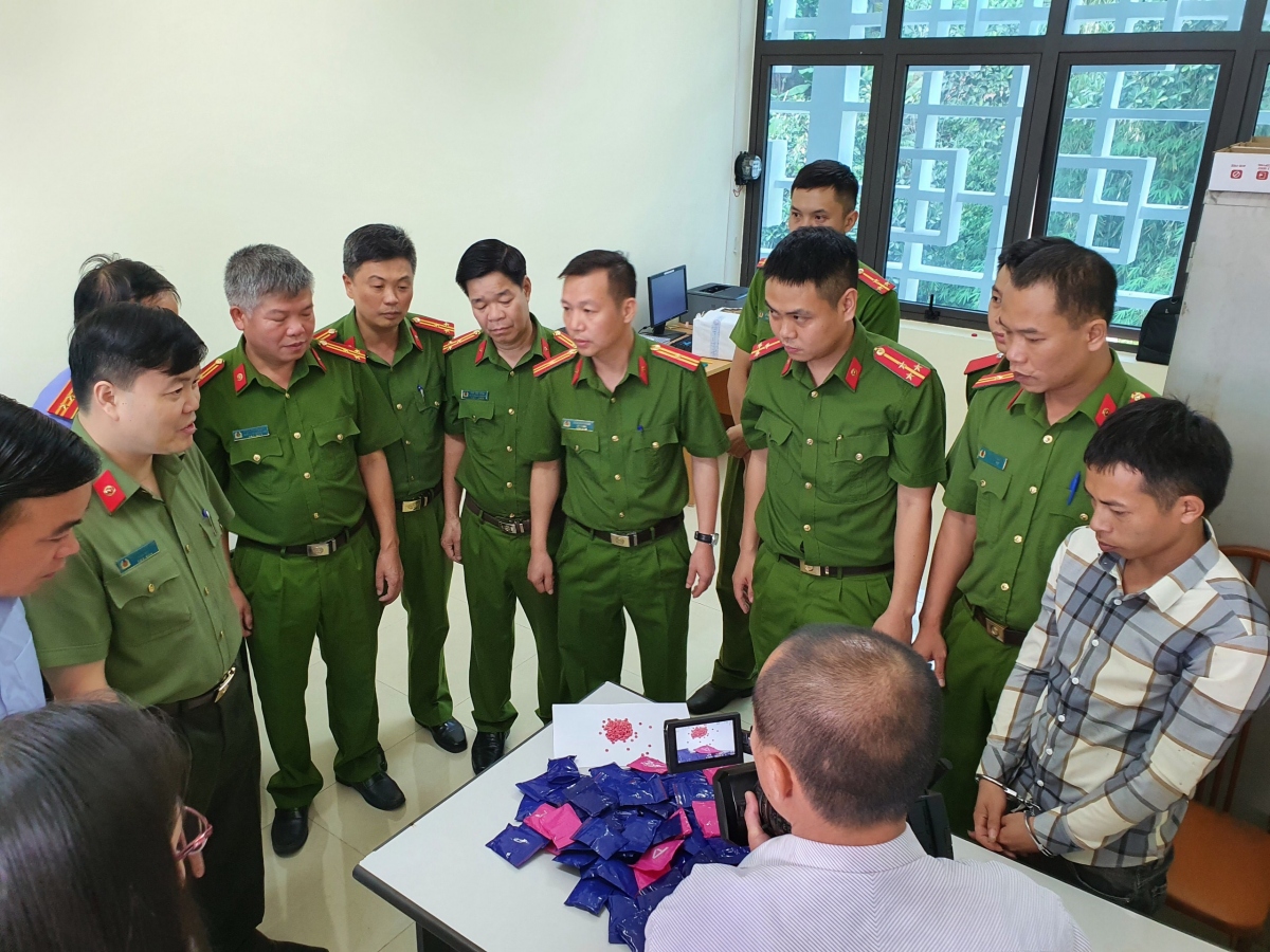 Bắt đối tượng vận chuyển hơn 23.000 viên ma túy tổng hợp