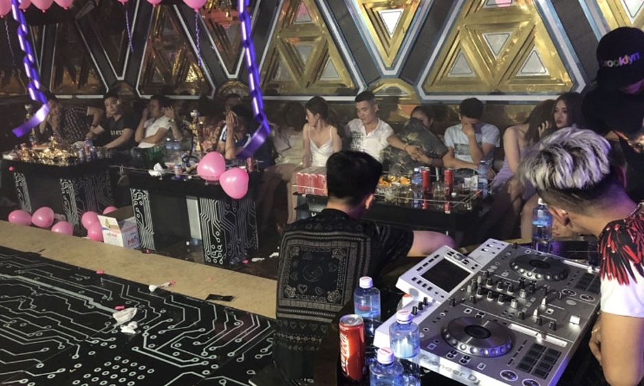 Kiểm tra 2 quán karaoke, phát hiện 87 người dương tính với ma tuý