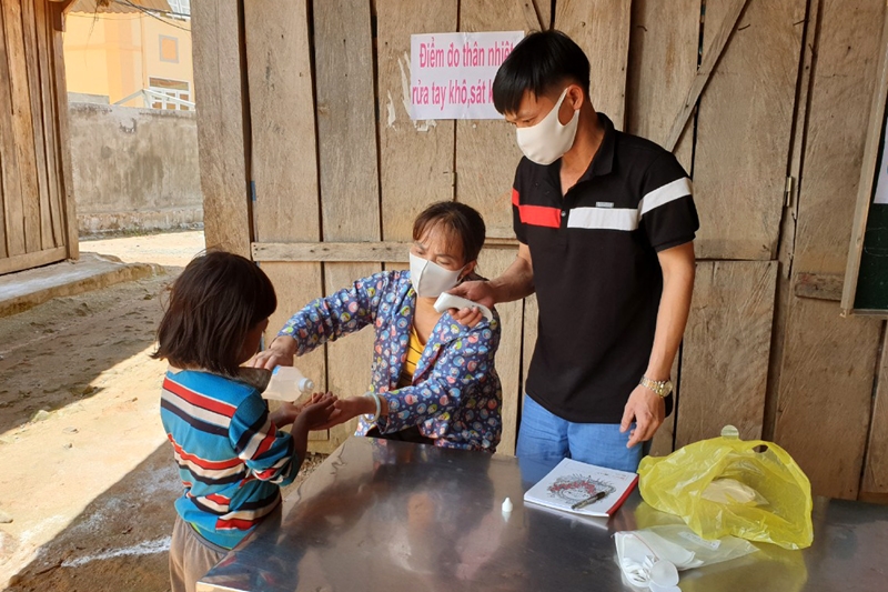 Xuống bản, gõ cửa từng nhà vận động học sinh trở lại lớp