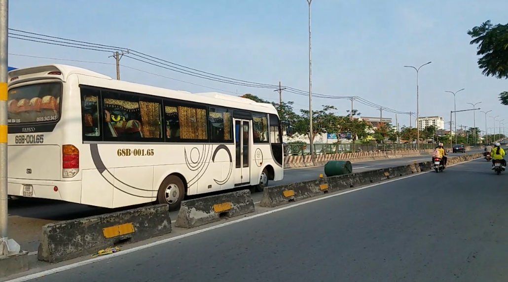 Xe bán tải làm văng bồn nước trên đường, nhiều xe gặp nguy hiểm