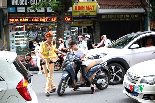 Học sinh đi xe máy khi chưa đủ tuổi, không có bằng lái rất nguy hiểm