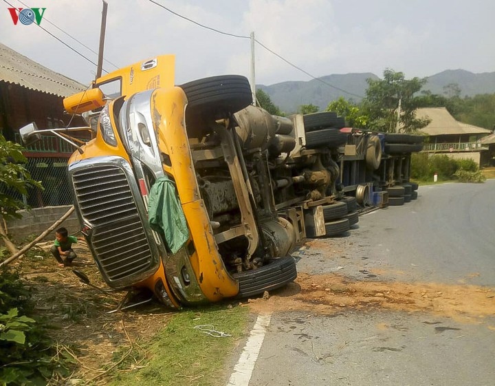 Xe đầu kéo vào cua bị lật, container đổ đè 2 người đi xe máy tử vong