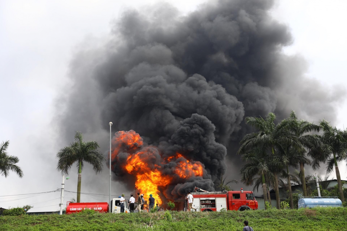 Toàn cảnh vụ cháy lớn tại xưởng hóa chất ở quận Long Biên, Hà Nội