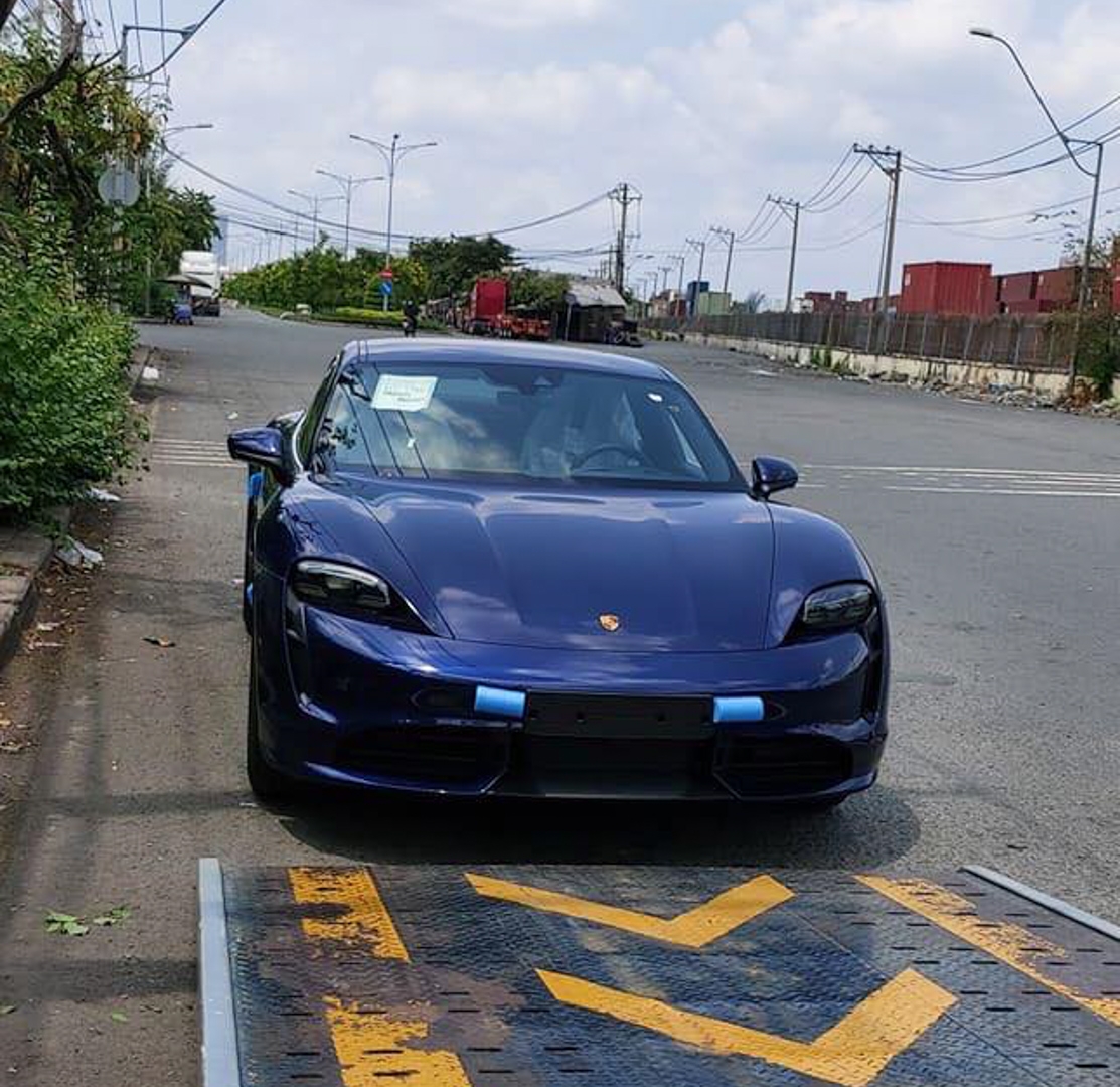 Ngắm xe Porsche Taycan đầu tiên về Việt Nam