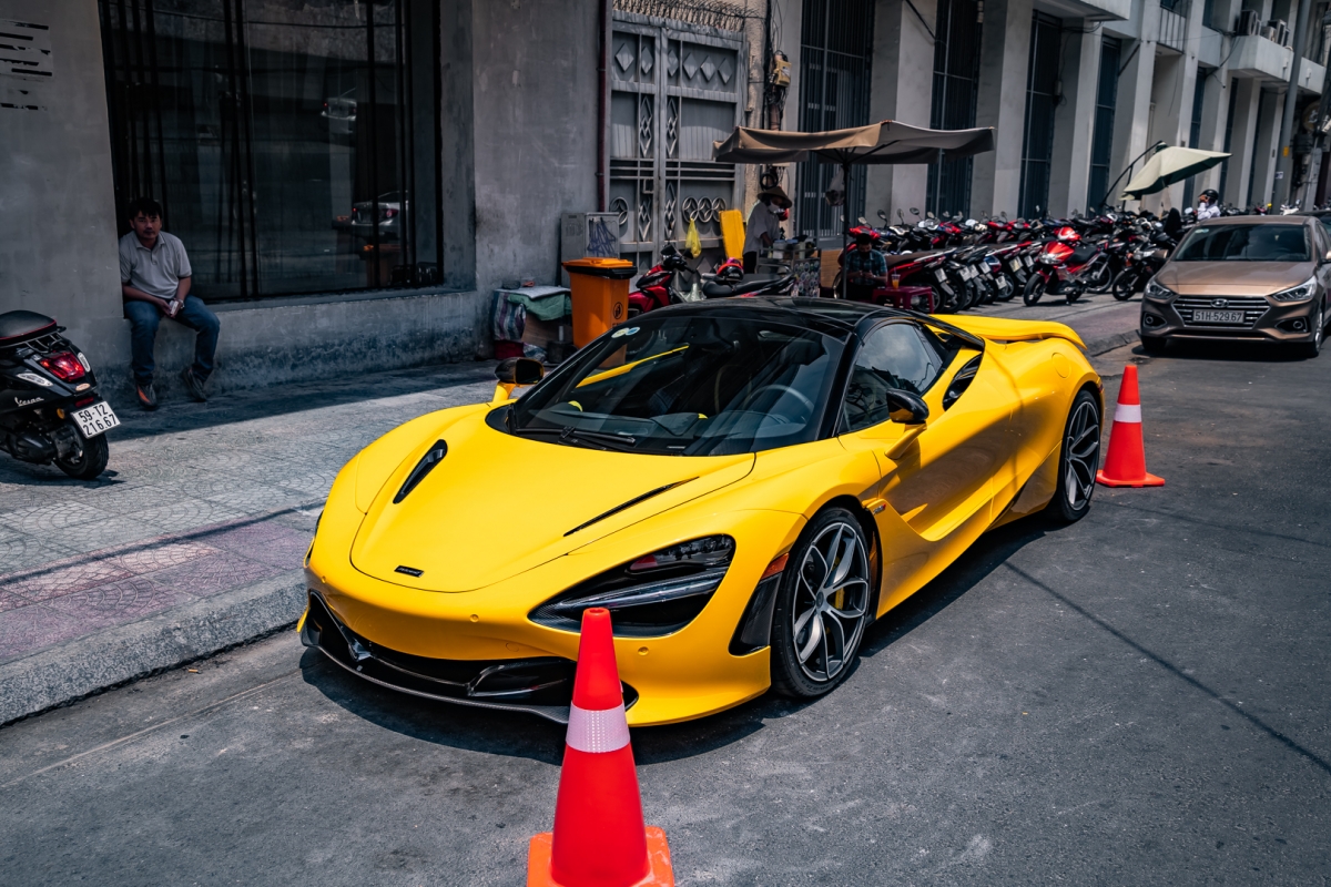 McLaren 720S Spider khoe dáng trên đường phố Sài Gòn