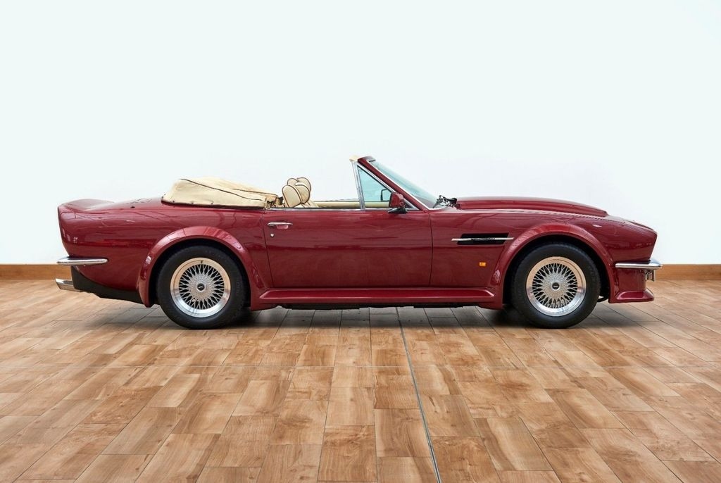 Xế cổ Aston Martin V8 Volante 1988 của David Beckham được rao bán