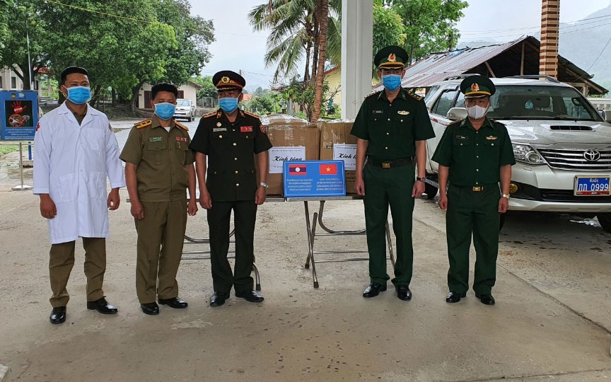 Tặng khẩu trang, dụng cụ y tế cho lực lượng bảo vệ biên giới Lào
