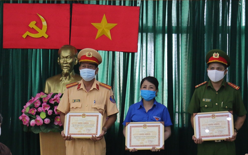 Thưởng đột xuất các đơn vị nỗ lực... chống “đinh tặc” trên quốc lộ