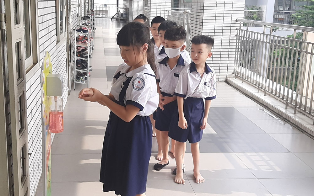 Tặng thiết bị rửa tay sát khuẩn cho 10.000 lớp tiểu học