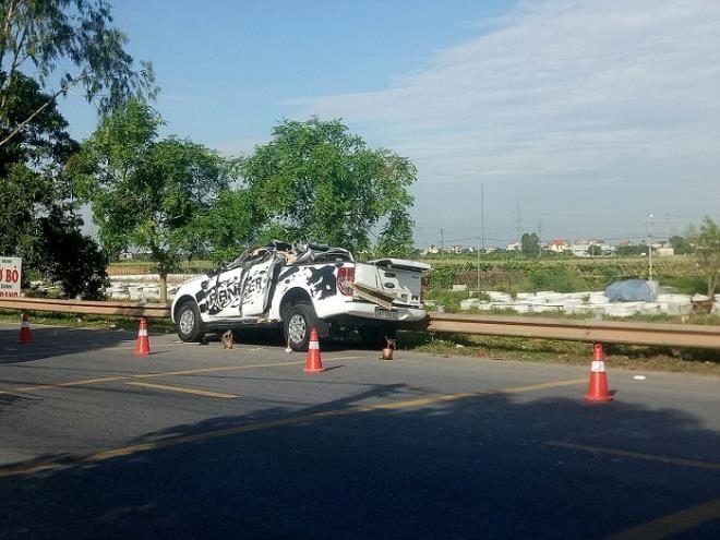 Xe bán tải húc tung ô tô dừng ven đường, nhiều người thương vong
