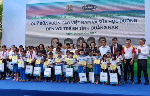 Phó Chủ tịch nước chung vui với thiếu nhi vùng cao tỉnh Quảng Nam