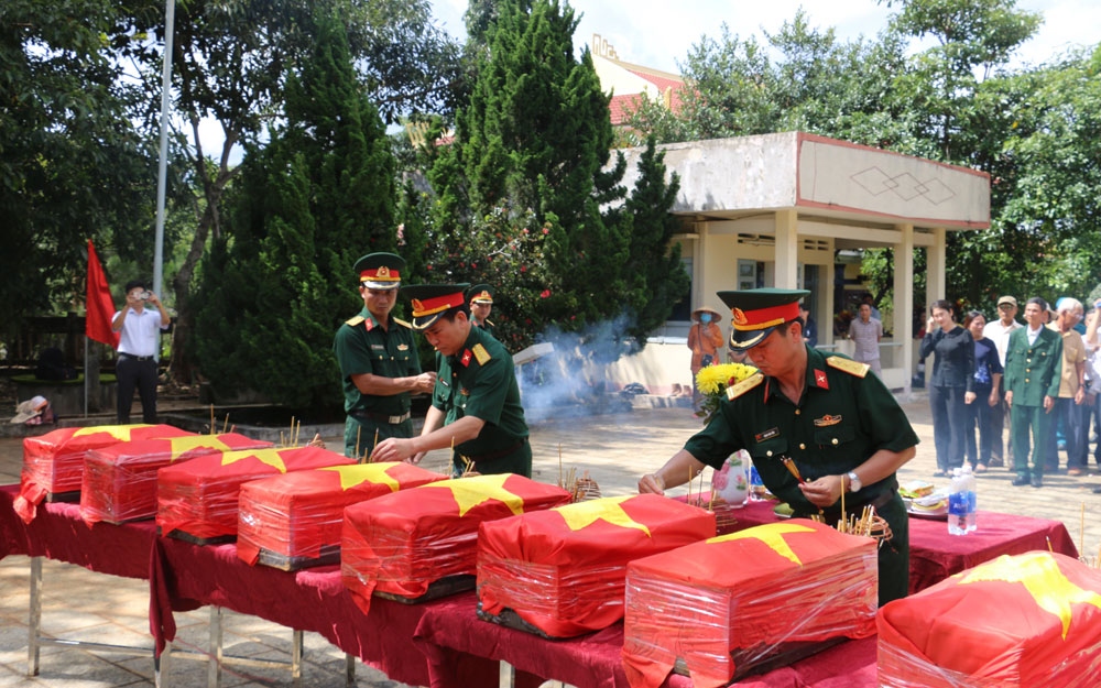 Truy điệu, an táng 10 hài cốt liệt sĩ trong kháng chiến chống Mỹ