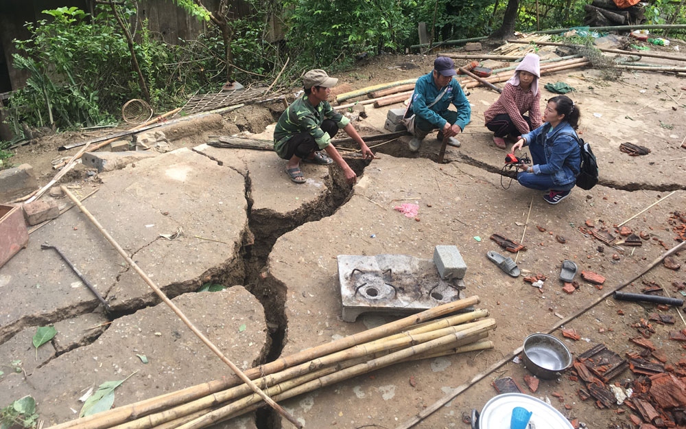 Khẩn trương di dời 19 hộ dân ở Mường La ra khòi khu vực có các vết nứt lớn