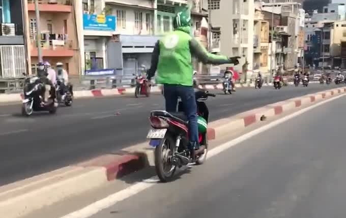 Clip: Thanh niên bỏ hai tay chạy xe máy băng băng trên phố