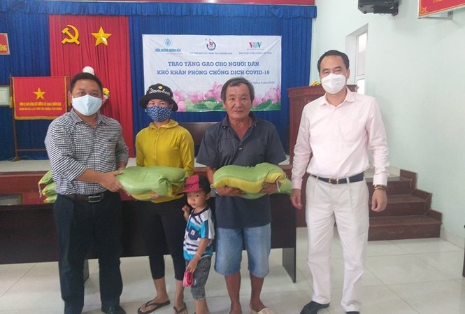Trầm hương Khánh Hòa trao 10 tấn gạo giúp đồng bào khó khăn mùa dịch