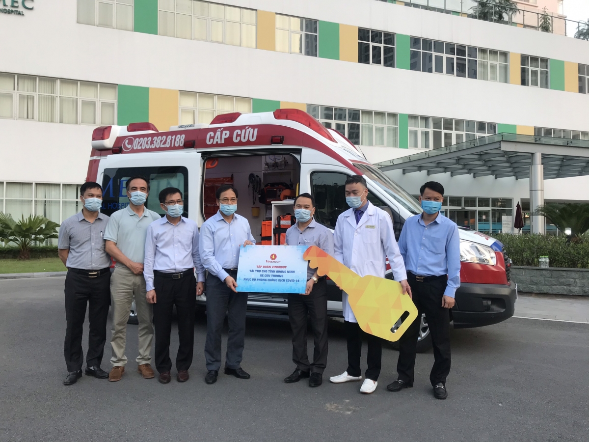 Vingroup tặng Quảng Ninh xe cứu thương phục vụ chống dịch Covid-19