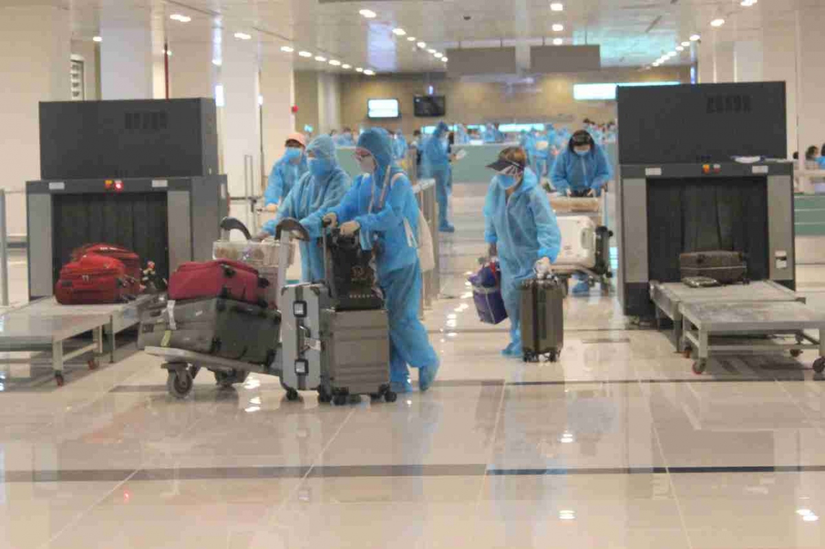 344 công dân Việt Nam từ Singapore về sân bay Cần Thơ