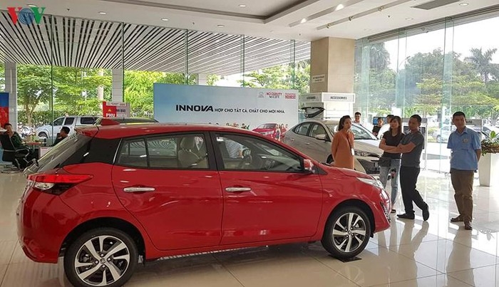Người Việt “đua nhau” đi mua ô tô vì giá giảm, phí giảm