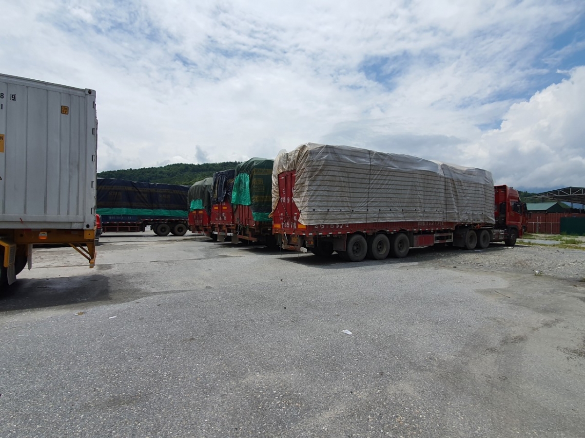 Hơn 100 xe hàng chưa có người nhận tại cửa khẩu Kim Thành, Lào Cai