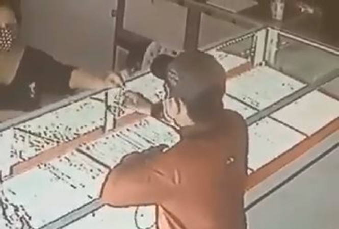 Trích xuất camera truy tìm thanh niên cướp tiệm vàng