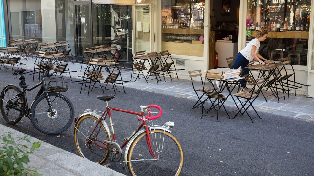 Nước Pháp thành “vùng Xanh”, hàng quán ở Paris được mở lại