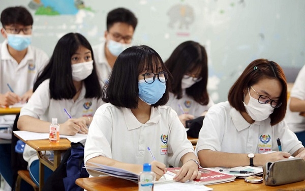 Khó thực hiện giãn cách khi học sinh đi học trở lại