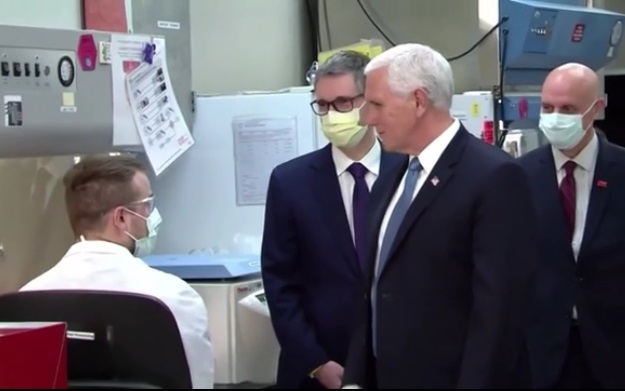 Không đeo khẩu trang, ông Pence vẫn đi lại nói chuyện trong bệnh viện
