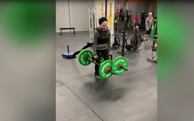 Video: Cụ bà 73 tuổi siêu khỏe hăng say tập gym 6 lần một tuần