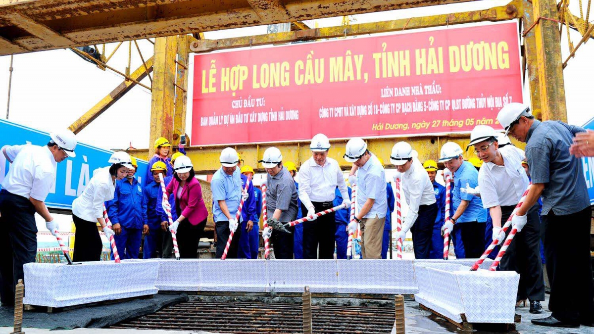 Hợp long cầu Mây vượt sông Kinh Môn ở Hải Dương