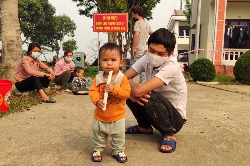 Chuyện về những đứa trẻ phải theo mẹ vào khu cách ly