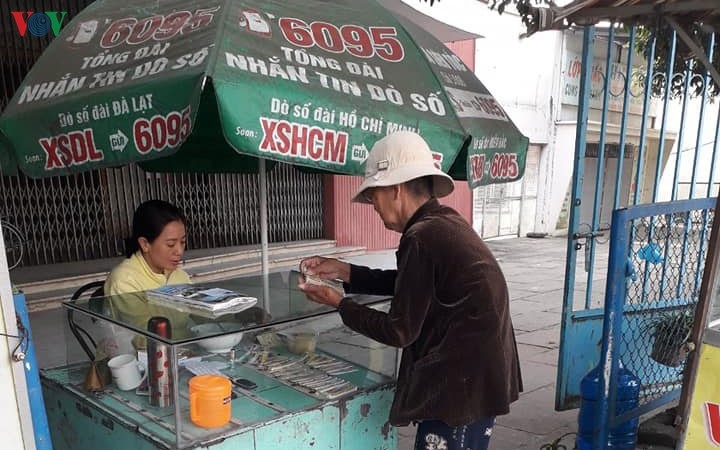 Những món quà nhỏ làm ấm lòng người bán vé số Đắk Nông lúc khó khăn