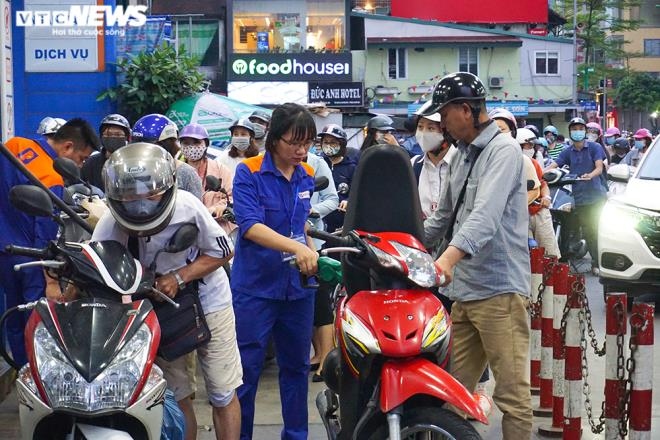 Dân ùn ùn đổ xăng trước thông tin tăng giá