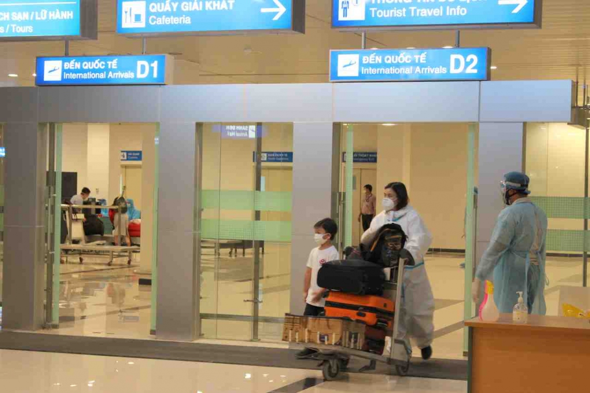 Ảnh: Chuyến bay đưa 197 công dân Việt Nam từ Philippines hạ cánh xuống Cần Thơ