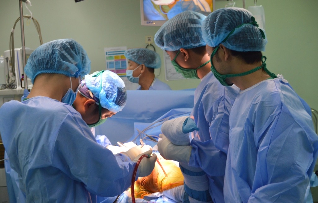 Cứu sống 2 bệnh nhân cao tuổi thay khớp háng có nhịp tim chậm