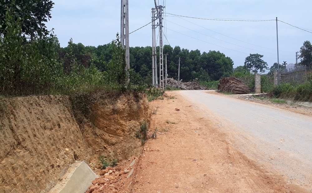 Cột điện “ngáng” tiến độ con đường, điện lực tỉnh Yên Bái lên tiếng