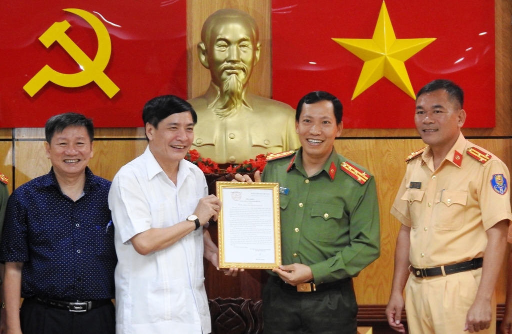 Thưởng nóng vụ bắt 2 đối tượng vận chuyển 2 tạ ma túy đá