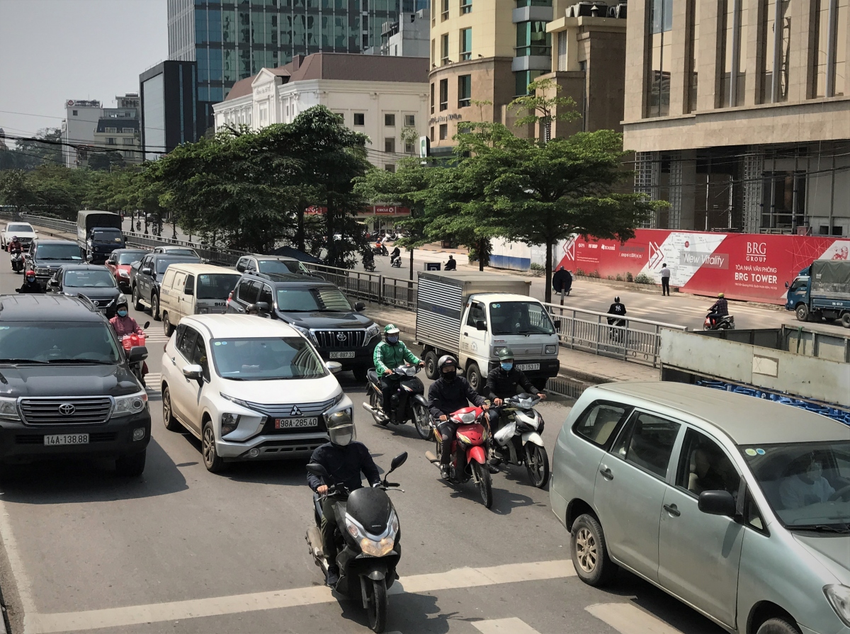 Ngày thứ 14 cách ly xã hội: Xe cộ đổ về các cửa ngõ Thủ đô Hà Nội