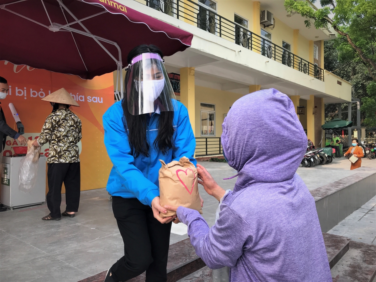 Người dân xếp hàng trật tự ở ATM gạo và siêu thị “0 đồng” tại Hà Nội