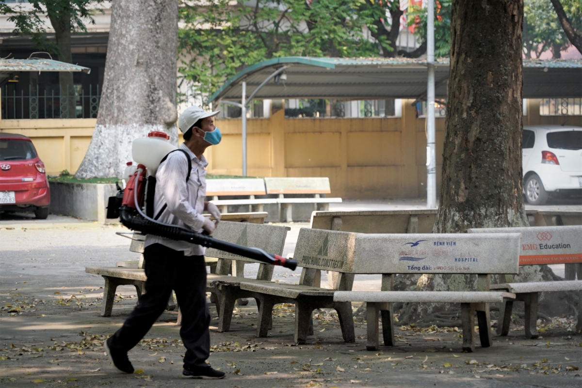 Vệ sinh trường học trước khi học sinh Hà Nội tới lớp