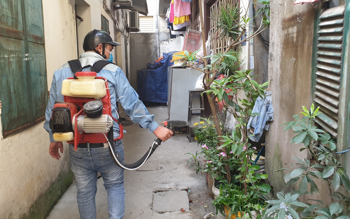 Phun hóa chất dập dịch sốt xuất huyết trên địa bàn Hà Nội