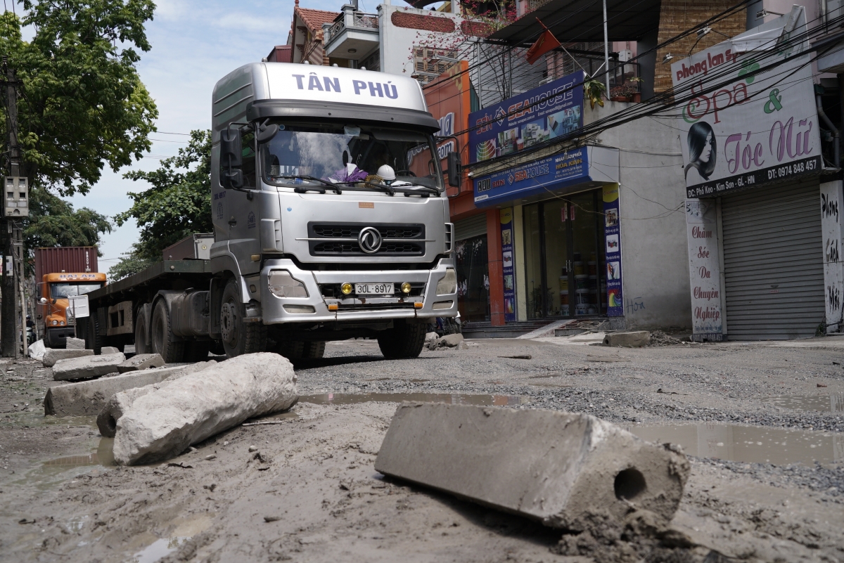 Xe tải, container cày nát mặt đường, phố Keo xuống cấp trầm trọng