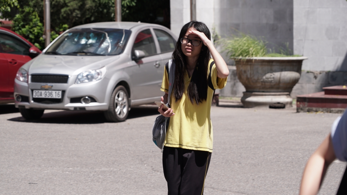 Thi vào 10 chuyên KHTN: Học sinh than khó, phụ huynh vạ vật chờ con