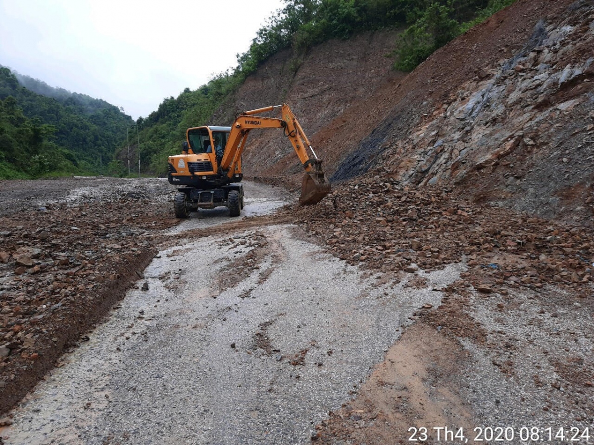 Hơn 800 vị trí trên các tuyến giao thông ở Sơn La sạt lở do dông lốc