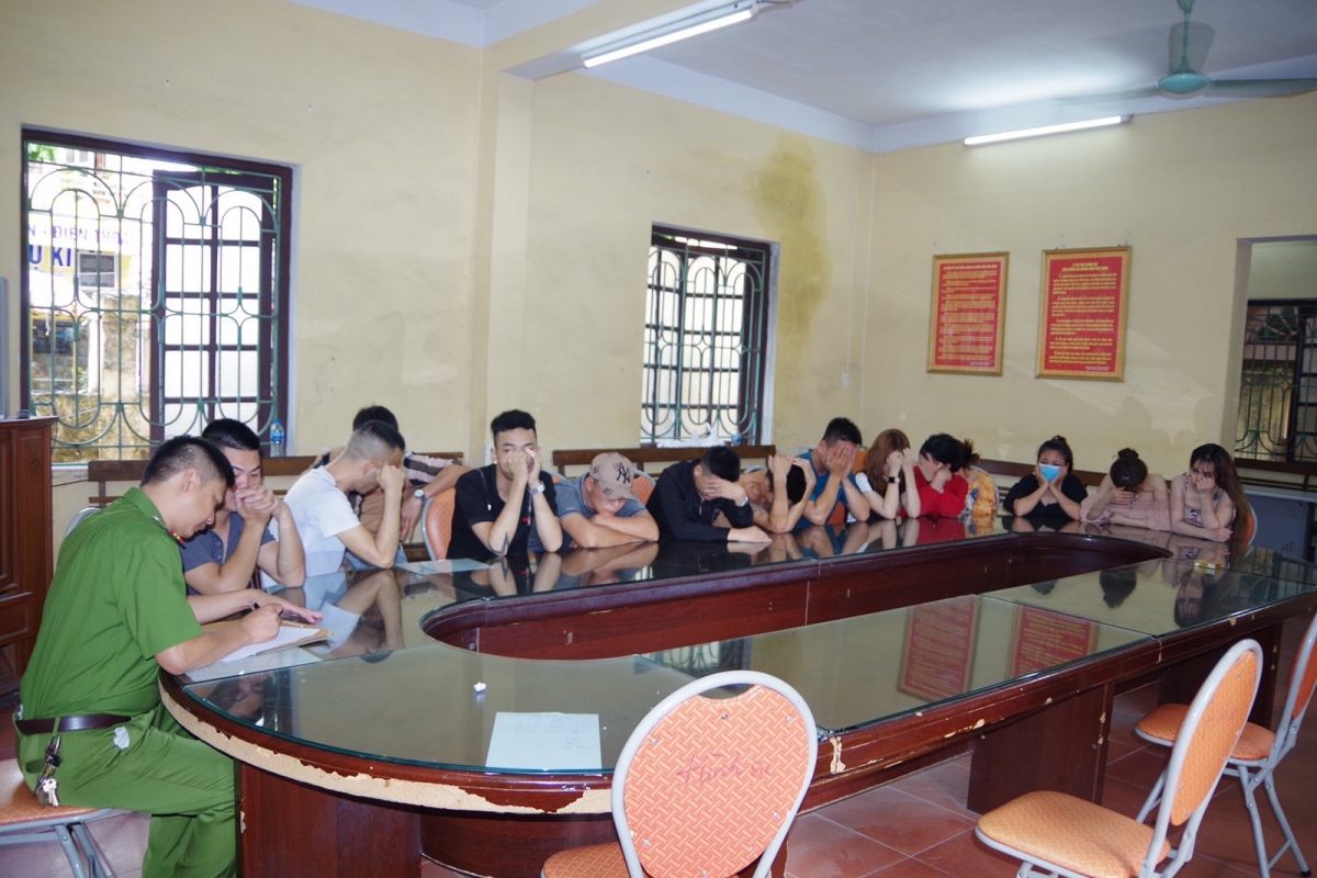 Bắt quả tang nhóm đối tượng sử dụng ma túy trong phòng karaoke